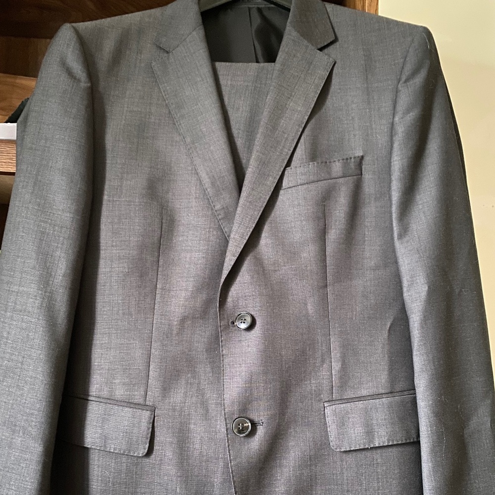 Hugo Boss Dark Charcoal Gray Wool Suit 38S